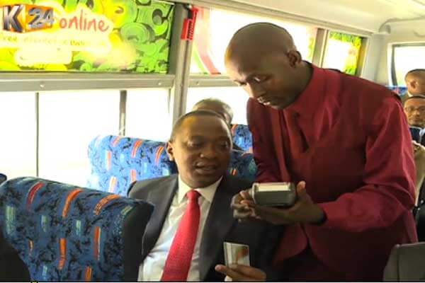 Kenyan President paying Cashless in a matatu - image www.mediamaxnetwork.co.ke